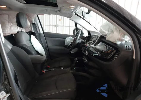 2016 Fiat 500X Easy z USA, uszkodzony, nr VIN ZFBCFYBT2GP379380